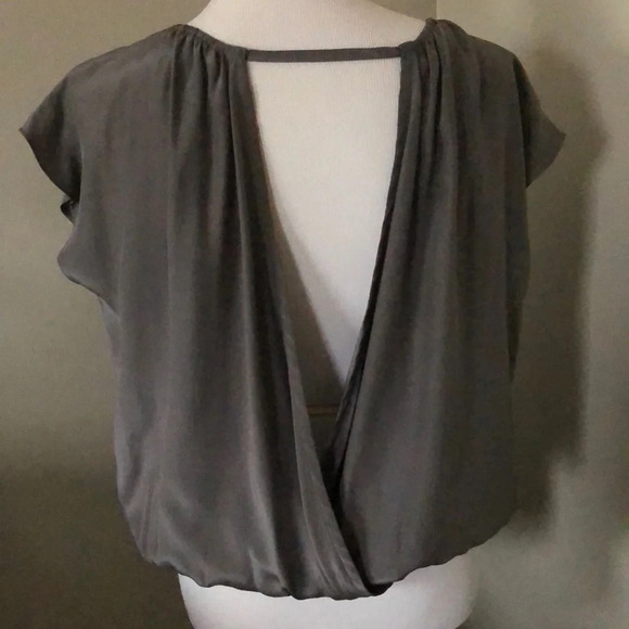 Gorgeous silk Alex & Trixie Open Back Blouse💕 - Picture 4 of 7